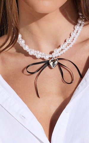 Showpo Henrietta Necklace - Pearl Bow Detail Heart Pendant Necklace White | FVQZDN597