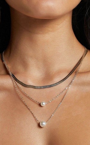 Showpo Wilma Necklace - 3 Layered Chain & Pearl Pendant Necklace Gold | XCYBAF630