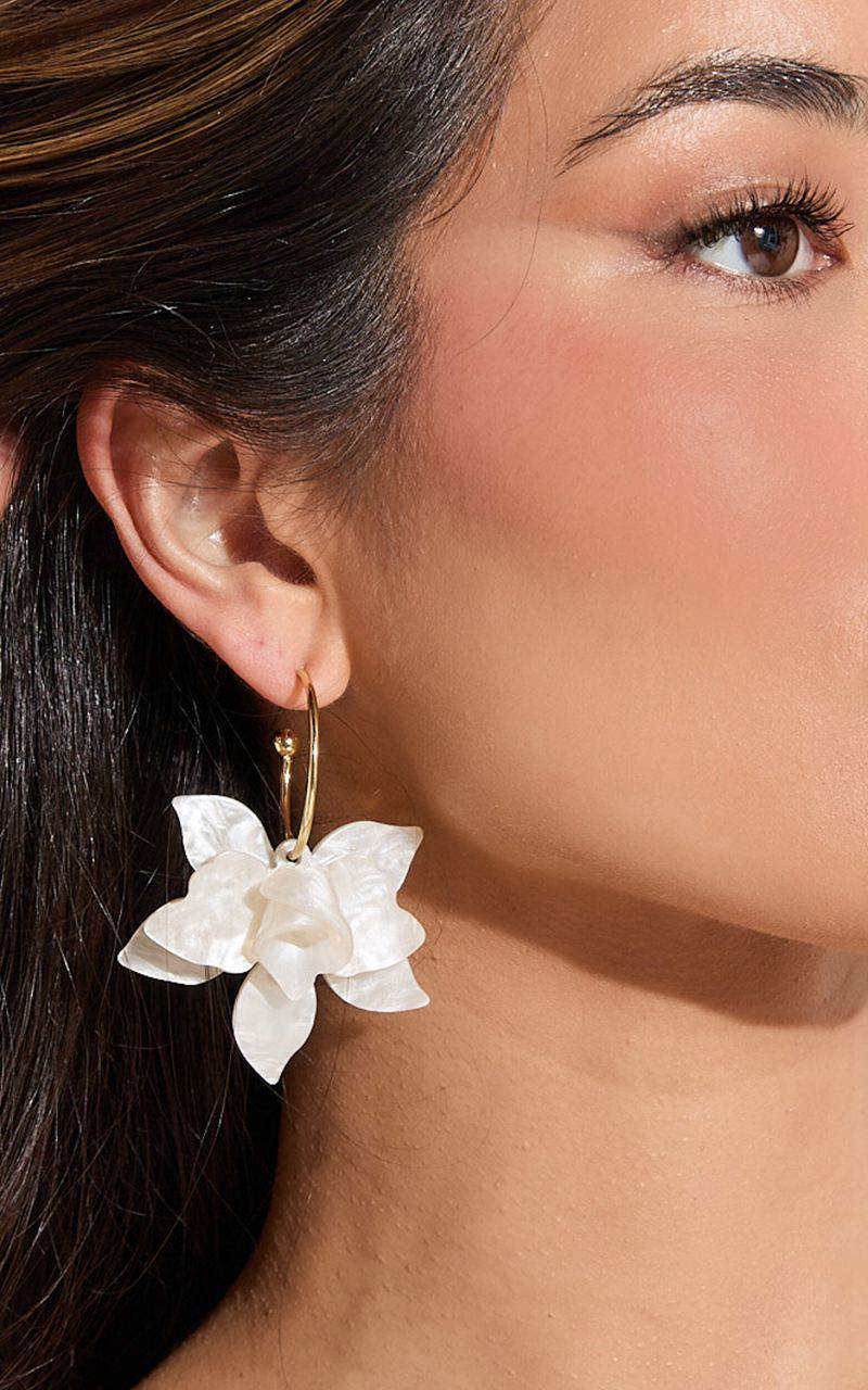 Showpo Alessandra Earrings - Pearl Flower Hoop Earrings Shell | ZFJULD316