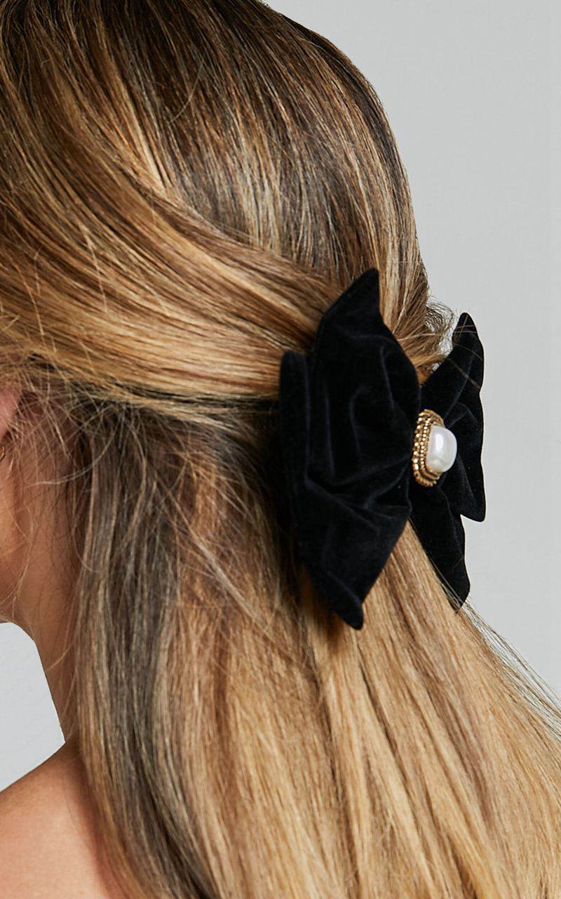 Showpo Arin Hair Bow - Velvet Pearl Pendant Detail Bow Black | XJRCZG165