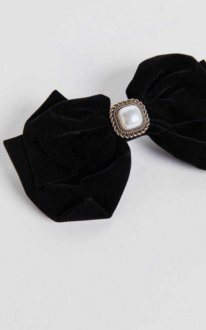 Showpo Arin Hair Bow - Velvet Pearl Pendant Detail Bow Black | XJRCZG165