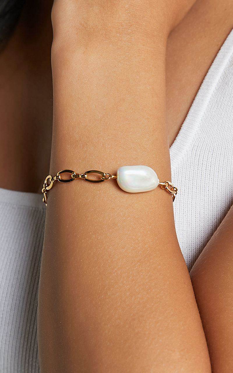 Showpo Dana Bracelet - Pearl Detail Bracelet Gold | SMTYWU970