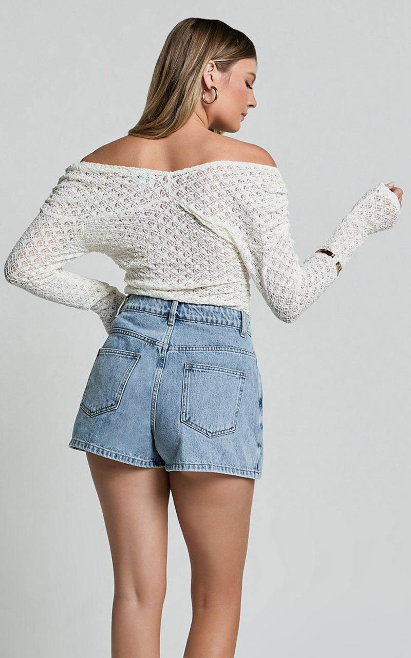 Showpo Grace Top - Off The Shoulder Long Sleeve Twist Top White | HAXVCZ678