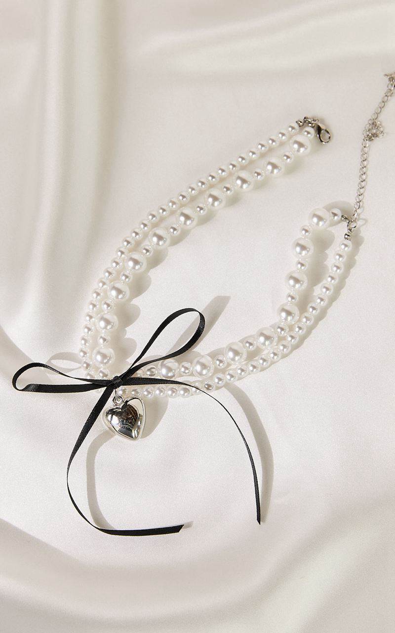 Showpo Henrietta Necklace - Pearl Bow Detail Heart Pendant Necklace White | FVQZDN597