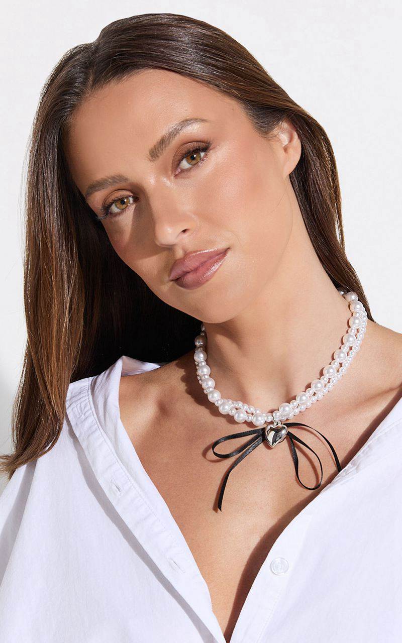 Showpo Henrietta Necklace - Pearl Bow Detail Heart Pendant Necklace White | FVQZDN597