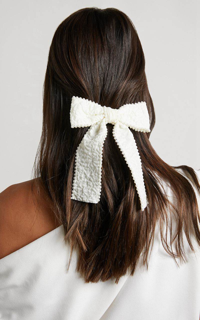 Showpo Isla Pearl Textured Hair Bow Cream | LYQEPZ743