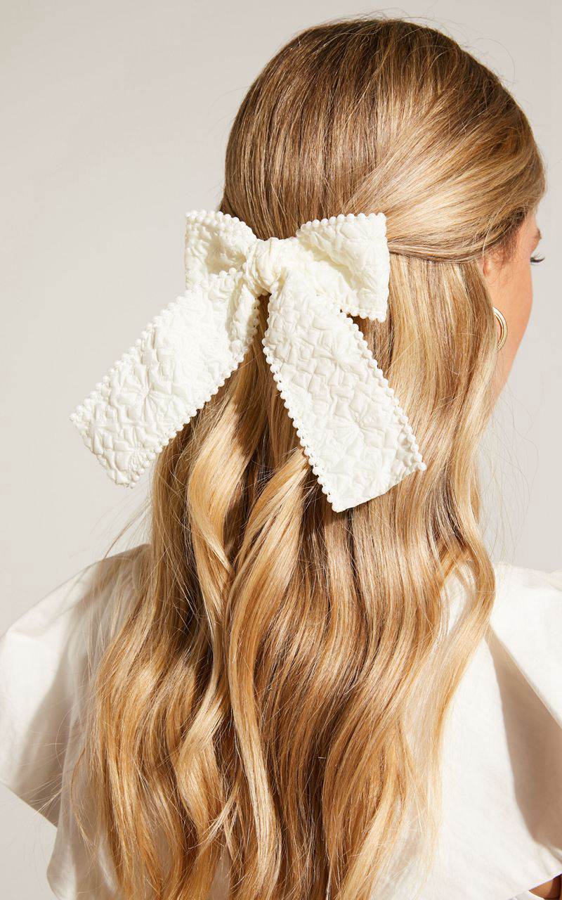 Showpo Isla Pearl Textured Hair Bow Cream | LYQEPZ743