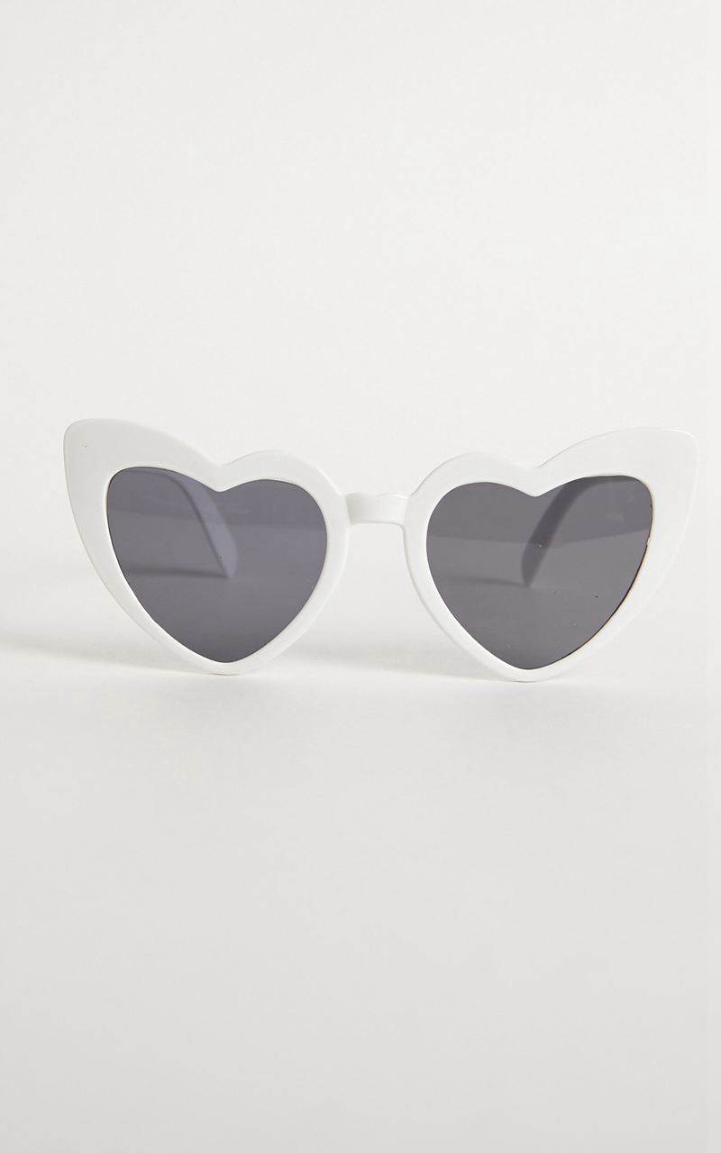 Showpo Isobel Heart Sunglasses White | DNWESP165