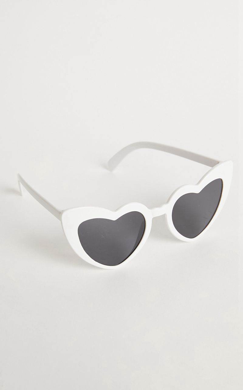 Showpo Isobel Heart Sunglasses White | DNWESP165