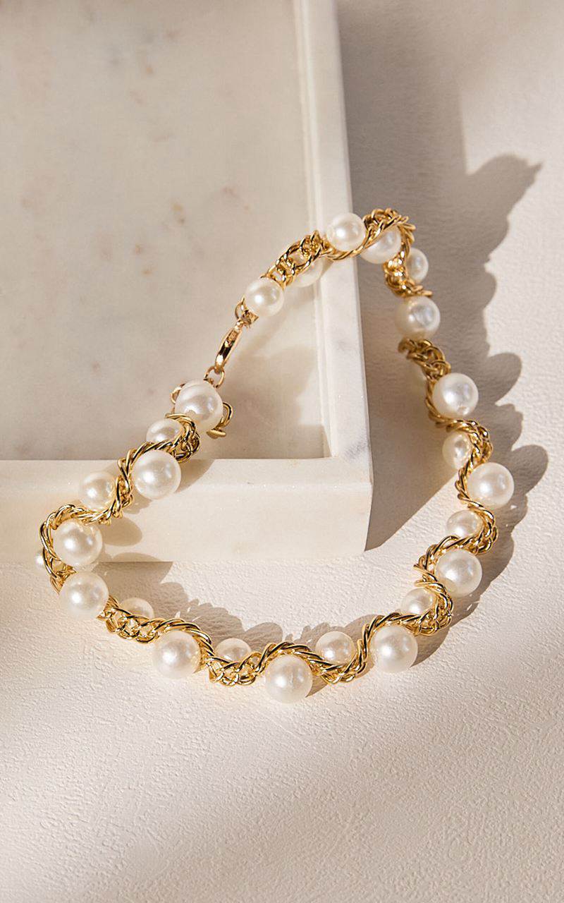 Showpo Jacqueline Necklace - Large Pearl And Gold Chain Detail Choker Necklace White | HTJDWX639