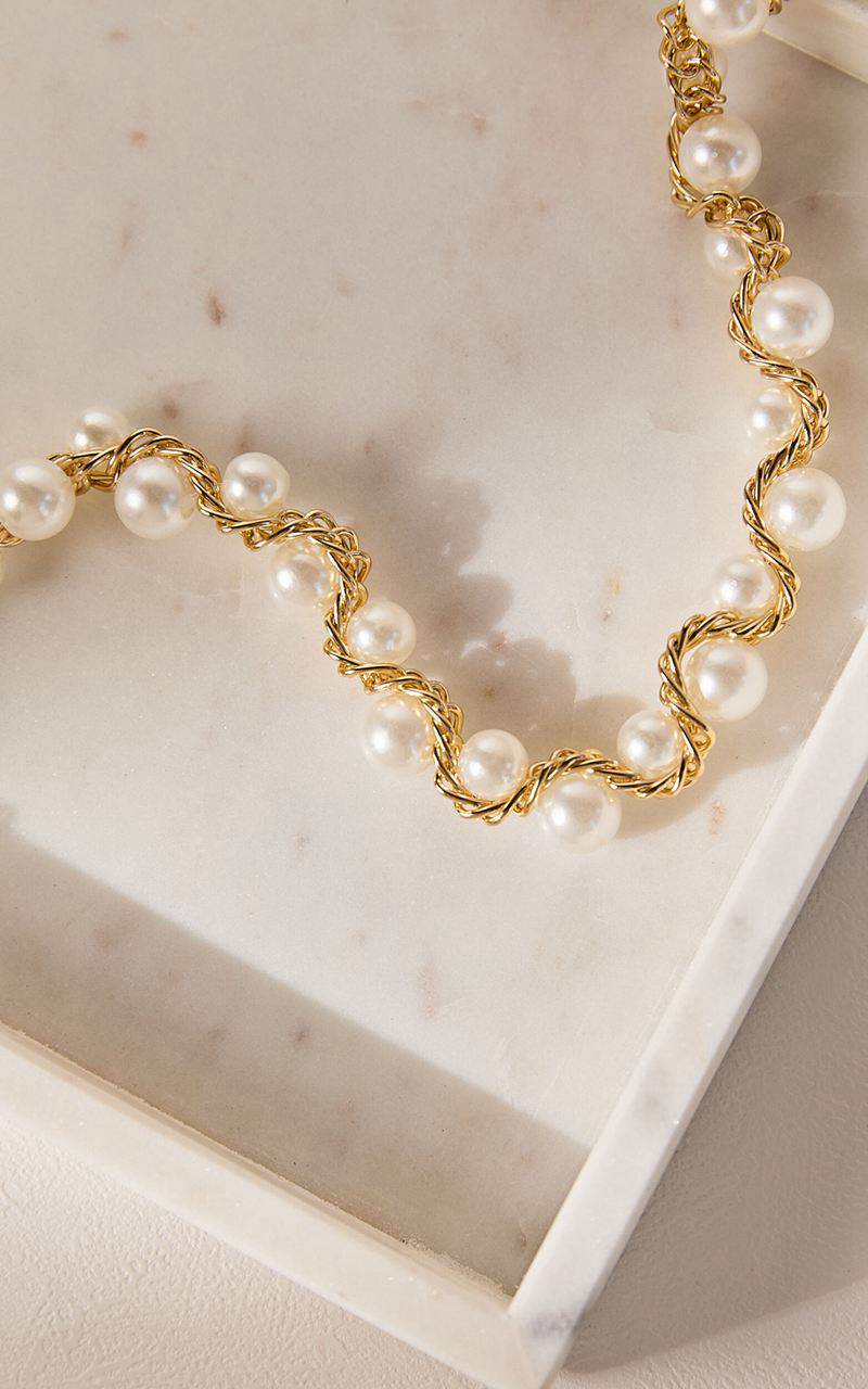 Showpo Jacqueline Necklace - Large Pearl And Gold Chain Detail Choker Necklace White | HTJDWX639