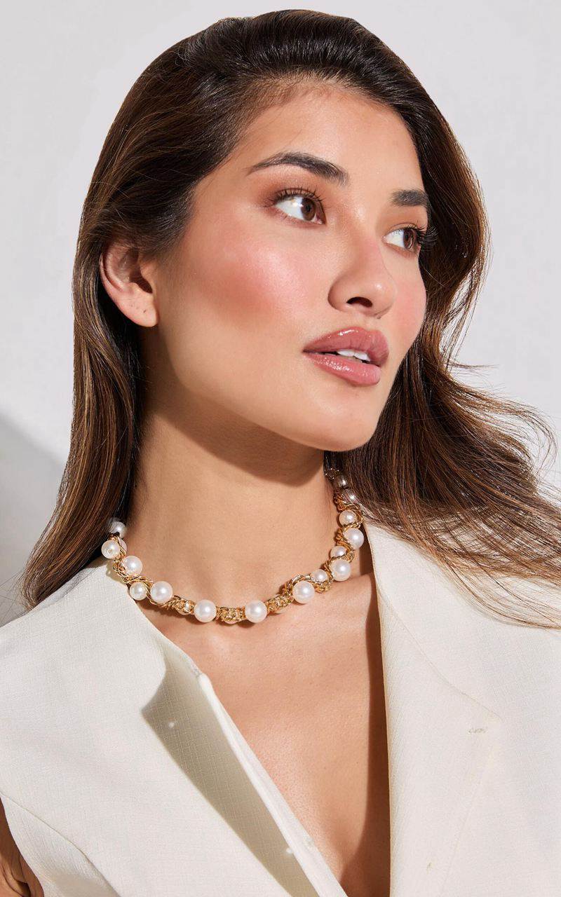 Showpo Jacqueline Necklace - Large Pearl And Gold Chain Detail Choker Necklace White | HTJDWX639