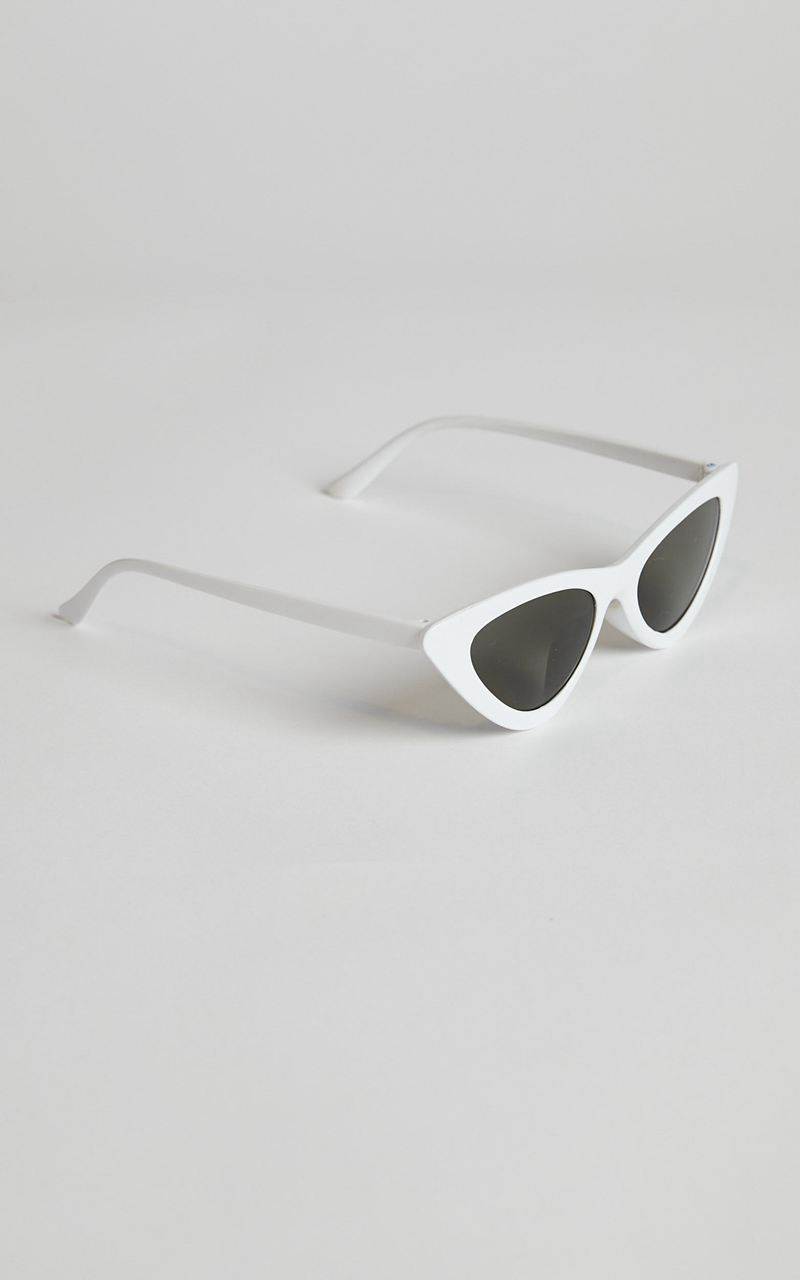 Showpo Kurthy Cat Eye Sunglasses White | JFMZPS240