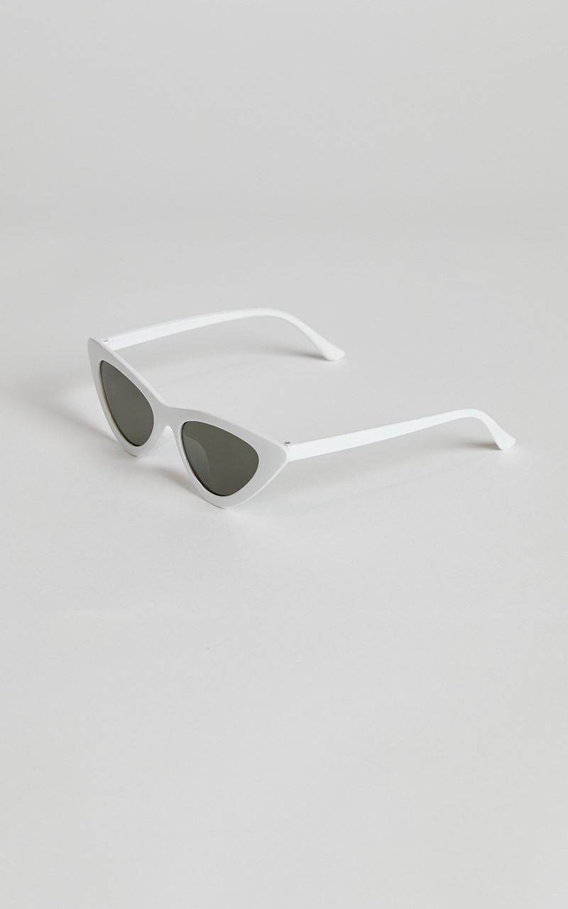 Showpo Kurthy Cat Eye Sunglasses White | JFMZPS240