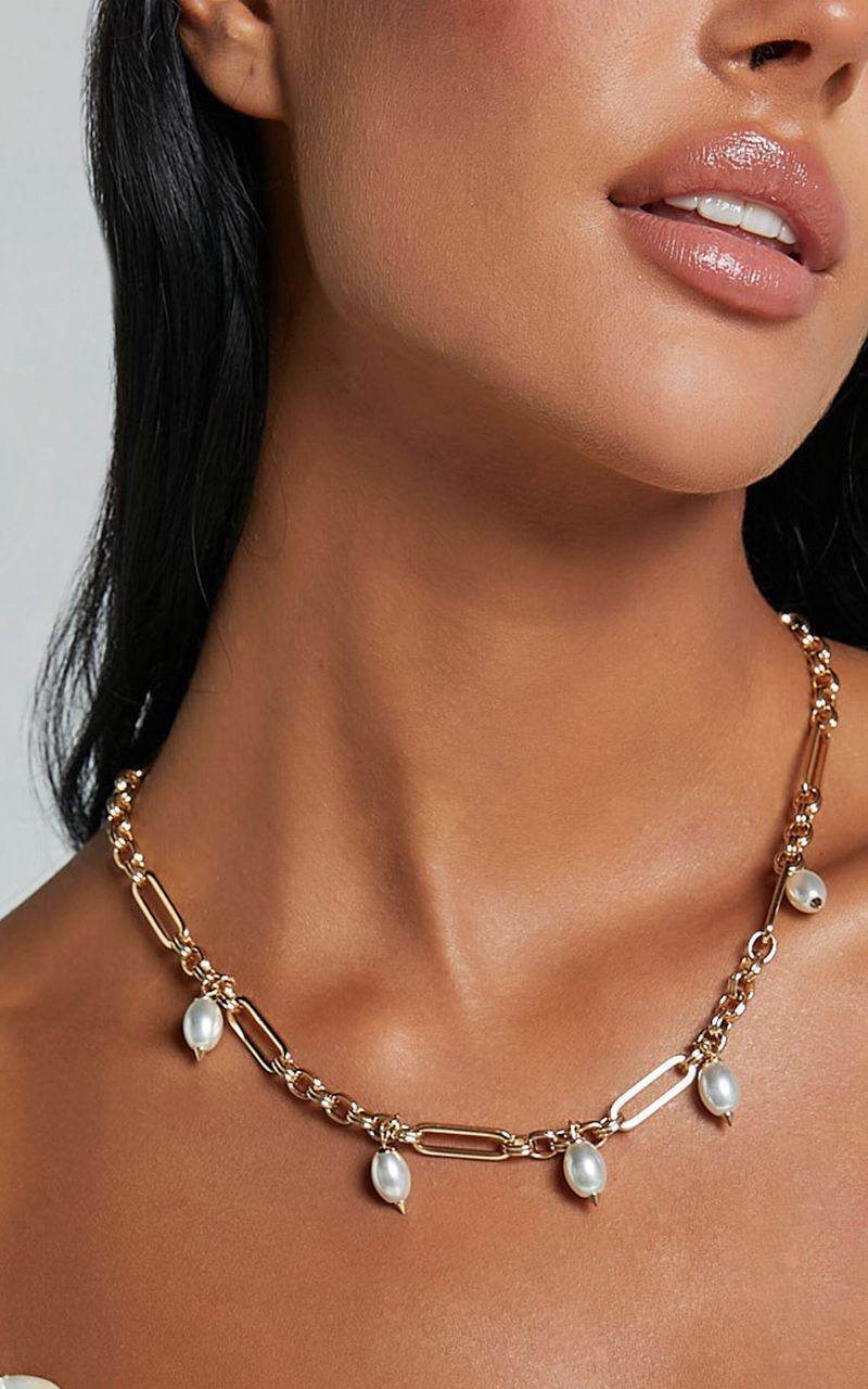 Showpo Lausanne Necklace - Pearl Chunky Pendant Necklace Gold | YBMXJV875