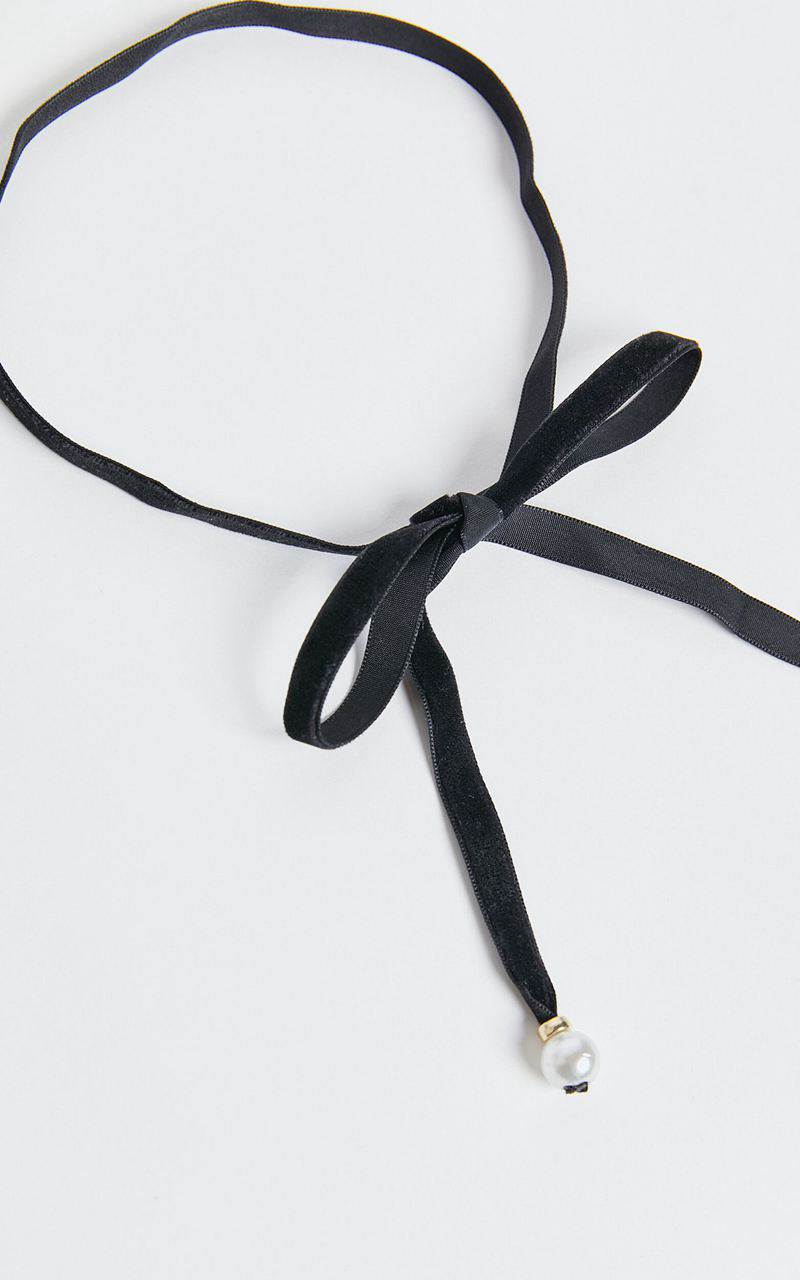 Showpo Lovell Necklace - Velvet Pearl Pendant Tie Necklace Black | JDVQUT607