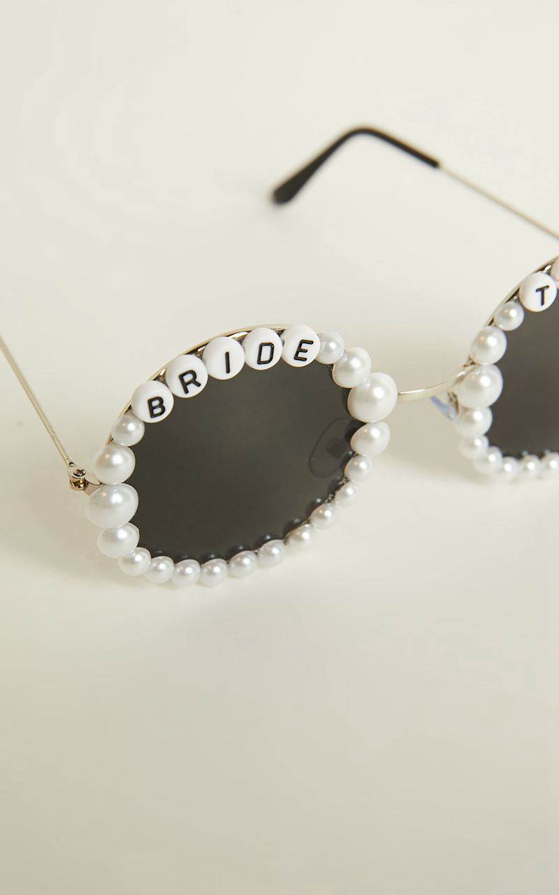 Showpo Marni Round Pearl Sunglasses White Pearl | BPSGRT721