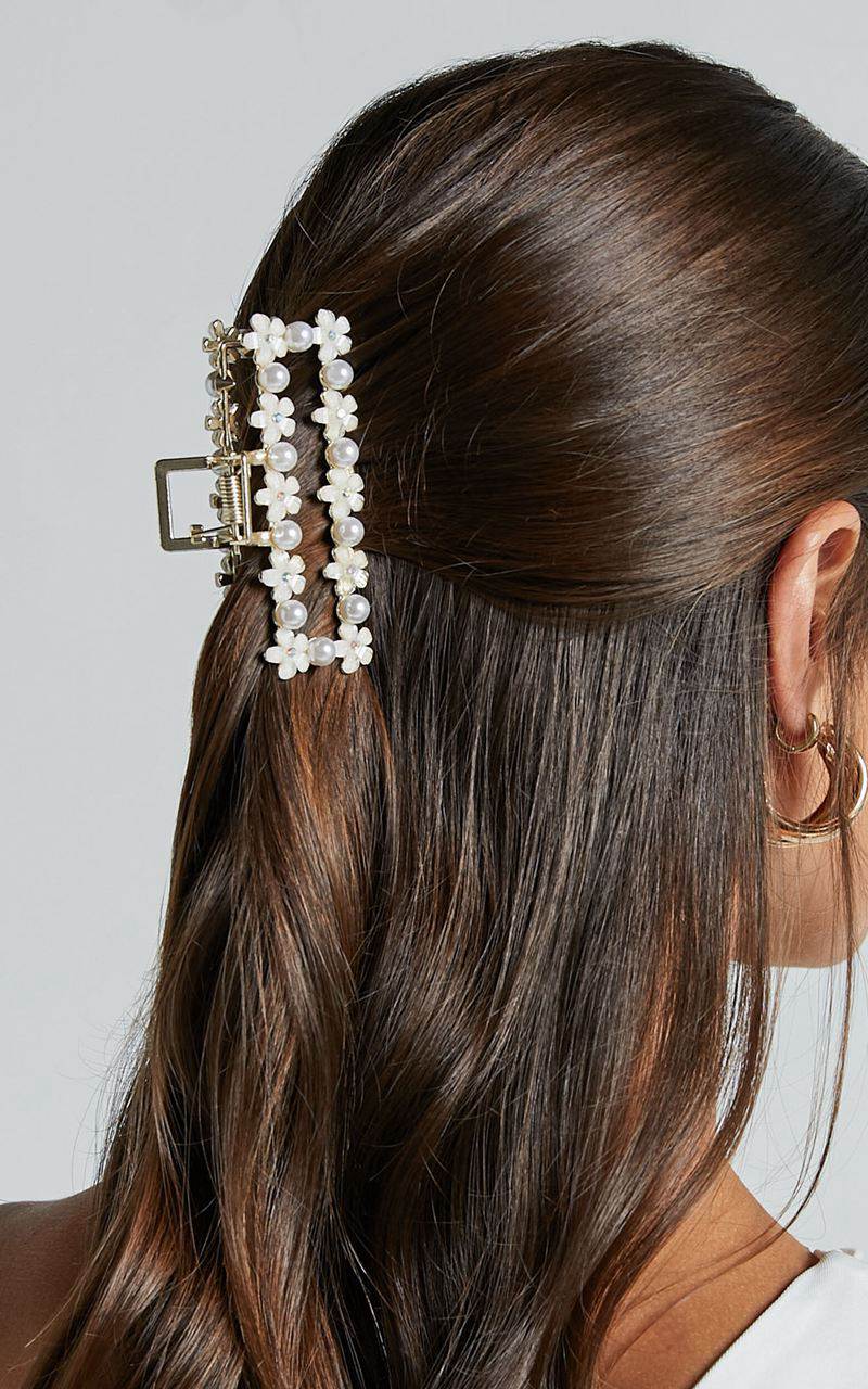 Showpo Mayflower Pearl Hair Clip White | KXMAJE657