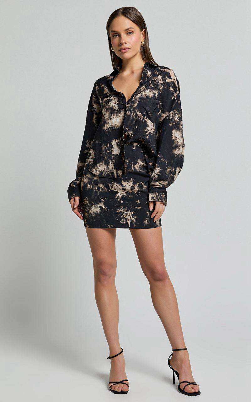 Showpo Romain Top - Long Sleeve Oversized Printed Shirt Black Tie Dye | ZERFAK167