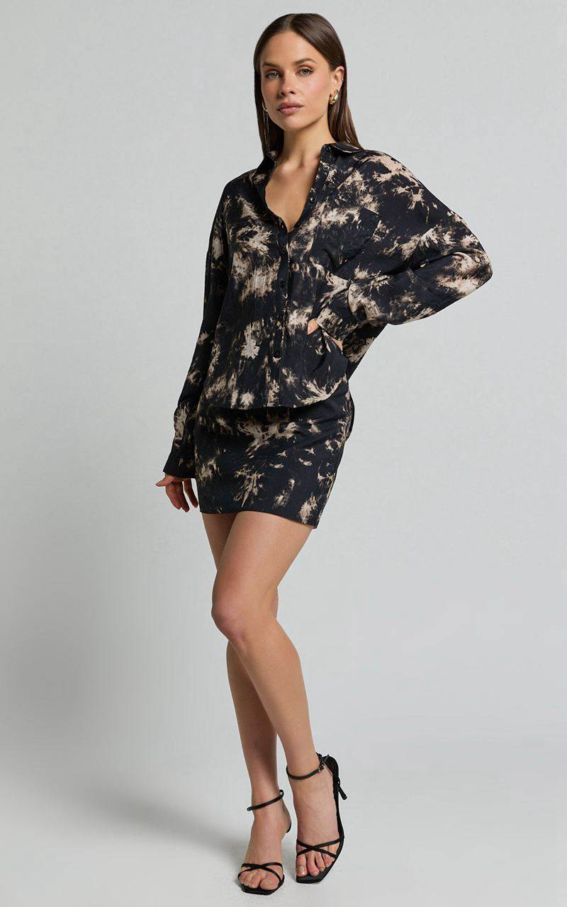 Showpo Romain Top - Long Sleeve Oversized Printed Shirt Black Tie Dye | ZERFAK167