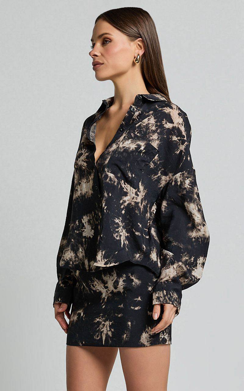 Showpo Romain Top - Long Sleeve Oversized Printed Shirt Black Tie Dye | ZERFAK167