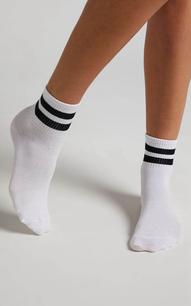 Showpo Vasilisa Stripe Crew Socks - Pack Of 2 White And Black | DQCTGB432